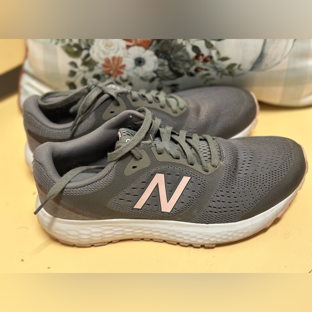 New Balance Women’s Size 9 Gray/Pink
